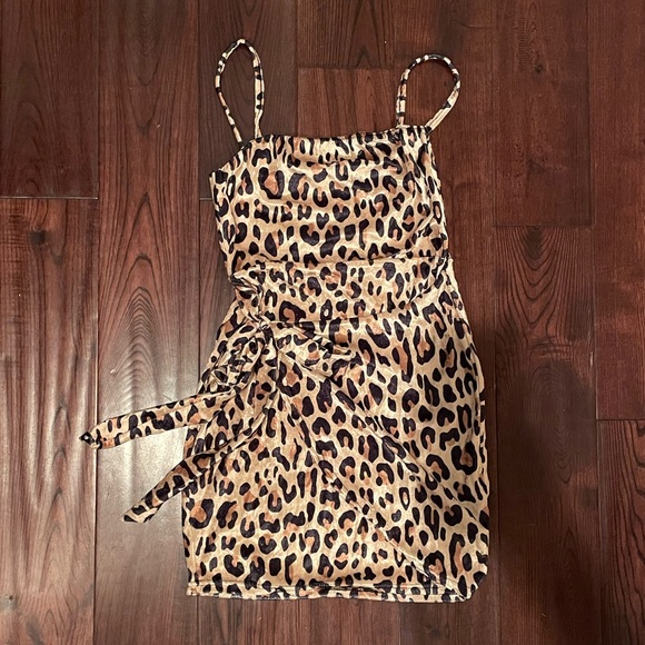 ASOS Rokoko cheetah velvet wrap dress - Picture 4 of 6